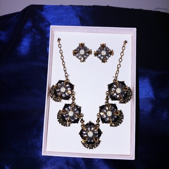 Jewelry - New Black White and Gold Necklace Set